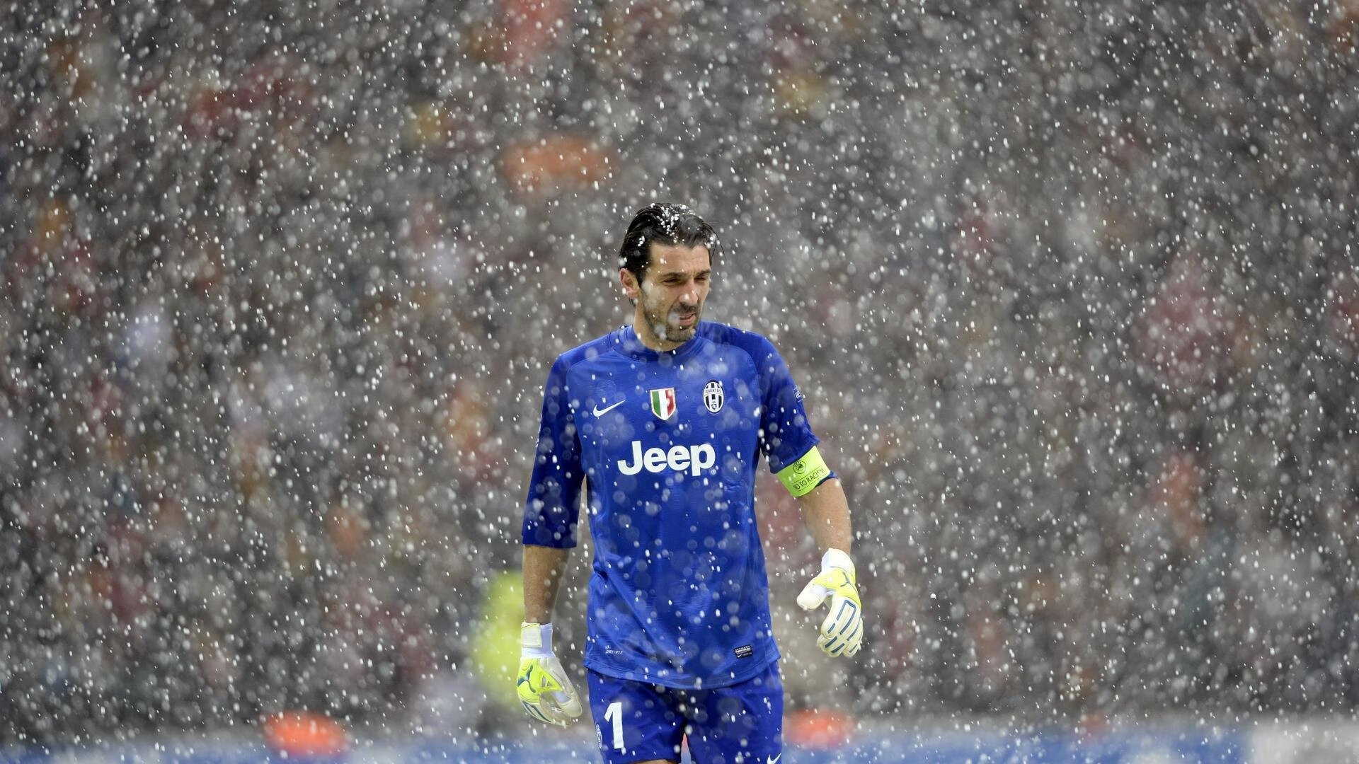 主裁权威是否因VAR系统而被弱化，主裁判可以决定var介入吗_